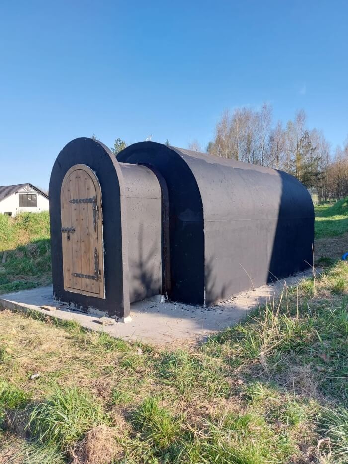 Hotový zahradní sklípek s předsíní, nainstalovaný na pozemku klienta v Havířov